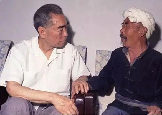 当知道延安群众的生活还很困难时,他流下了眼泪。