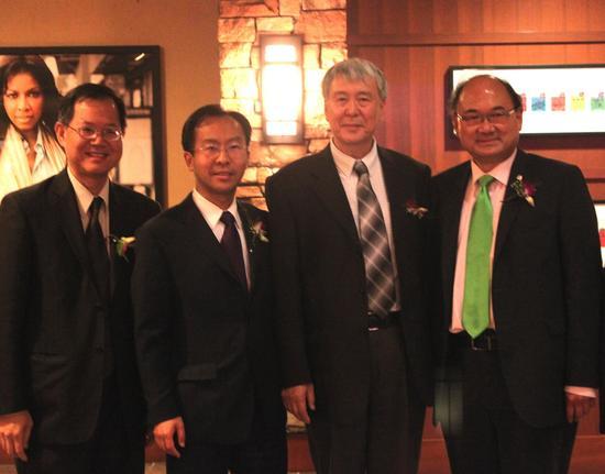 大赛组委会主席孟炜章(右二)与省议员李灿明(右一)、多元文化厅厅长叶志明(左一)、时任中国驻温哥华外交官,中央国家机关青联资深委员党海鹏合影(左二)