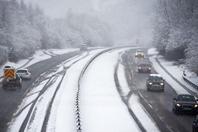英国多地迎大雪 2万余家庭断电