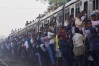 斯里兰卡铁路系统大罢工 学生扒车参加考试