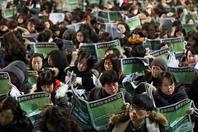 韩国高考后家长扎堆“报志愿”