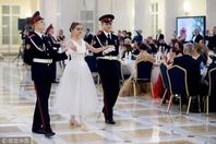 俄圣彼得堡军校举行新年舞会