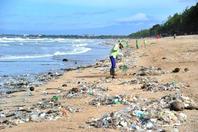 巴厘岛进入“紧急状态”，每天清理百吨垃圾
