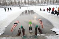 沈阳入冬第一场雪 零下二十度冬泳人挑战极寒