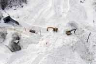 连日暴雪铁路被埋 瑞士滑雪胜地1.3万游客被困