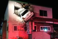 美国加州发生“离奇”车祸 汽车“飞入”二楼窗户