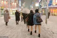 东京大雪 高中女生光腿穿短裙