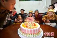 广西瑶族寿星欢度120周岁生日 五世同堂