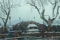 杭州大雪 民众挤满断桥一幕
