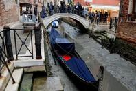 “水城”威尼斯遇罕见低潮 河床暴露船只搁浅
