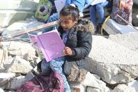 学校遭强拆 儿童坐废墟上看书