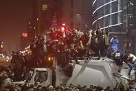 “超级碗”赛后美国费城发生爆炸 球迷聚集攻击警察