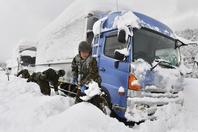 日本福井县连遭暴雪 1500辆车被埋高速