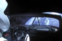 实拍超级跑车在太空“行驶”