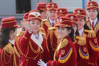 朝鲜代表团及拉拉队亮相冬奥村入村仪式