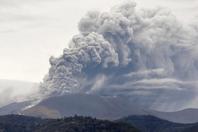 日本新燃岳火山发生爆发性喷发 火山灰滚滚