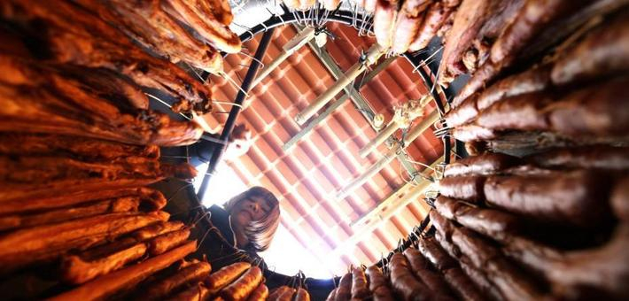 临近春节广西民众晒腊肉