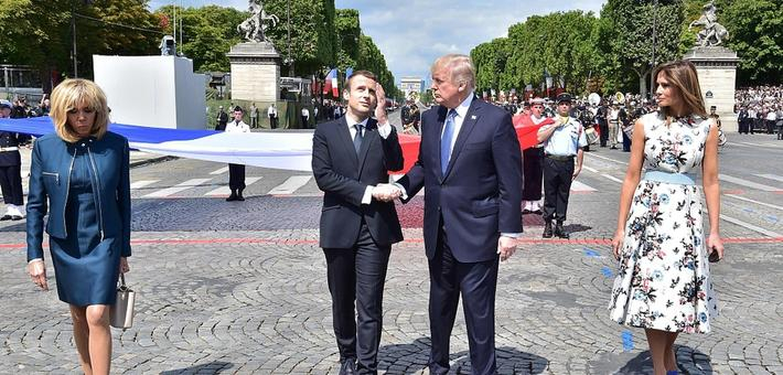 特朗普访法 与马克龙“尬握”25秒