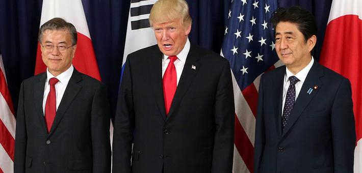 特朗普与安倍和文在寅共进晚餐
