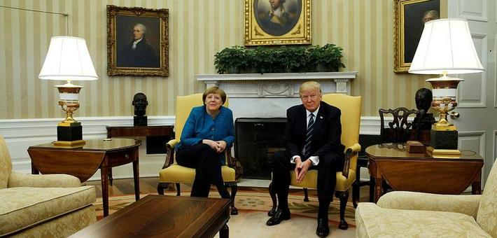 特朗普会见默克尔 又摆出这动作了