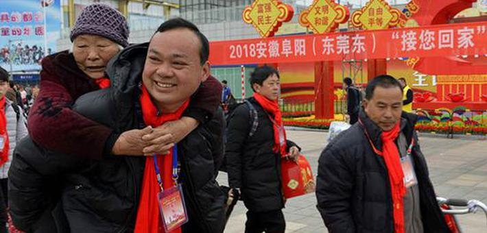 春运故事：背着母亲回乡过年