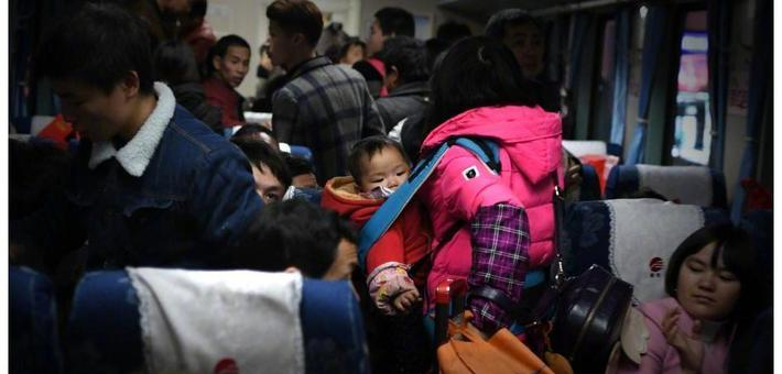 “大迁徙”中的小脸庞：温暖疲惫的归家路