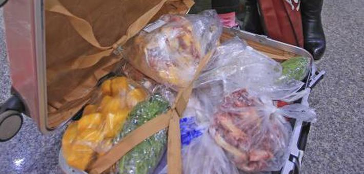 春运返程旅客行李箱中盛满家的味道