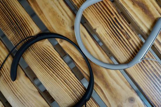 Bose QC30(左)和索尼 WI-1000X(右)