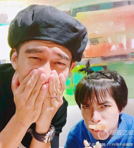 模仿和咘妞的爸爸修杰楷的合照中,修杰楷佩戴了一枚爱彼皇家橡树离岸系列腕表