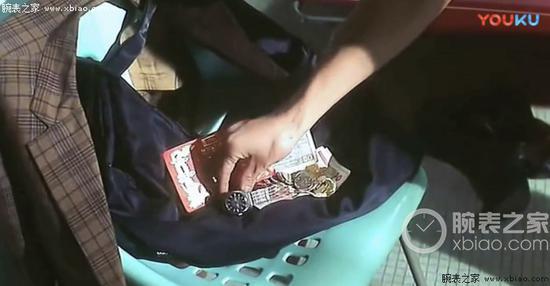 《喜剧之王》中周星驰把唯一贵重的家当手表给了柳飘飘(张柏芝饰)
