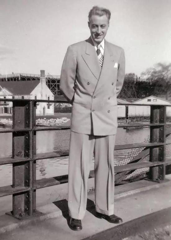 除了套装西裤之外,cuff 也常见于单裤或休闲裤,而且象征性更为强烈一些。