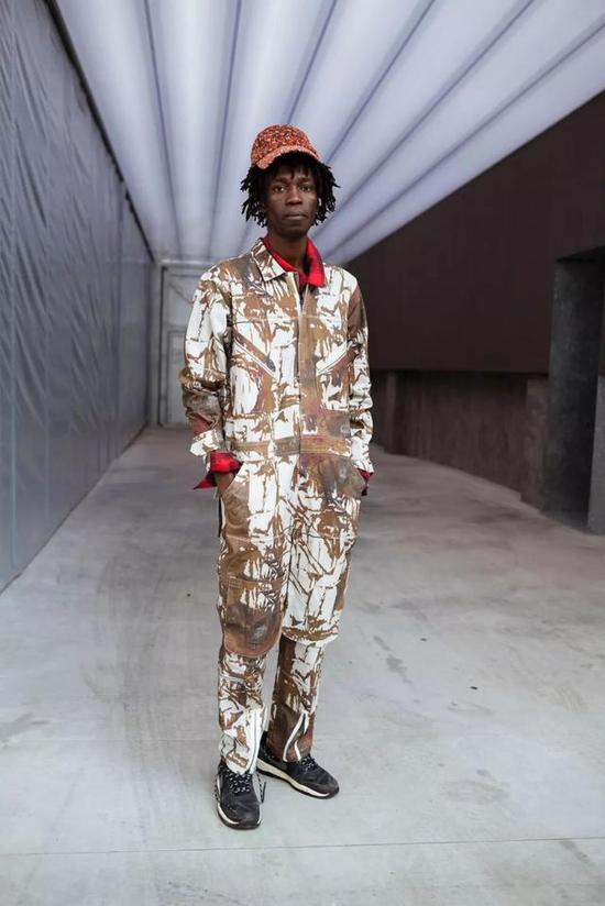 涂鸦式迷彩连体裤,充满街头艺术精神。