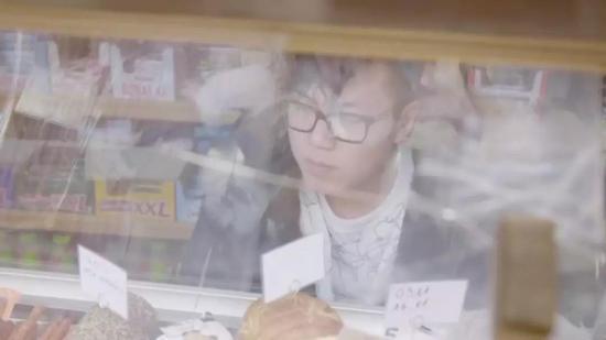 买食材显然对于Daryl来说还是新鲜事