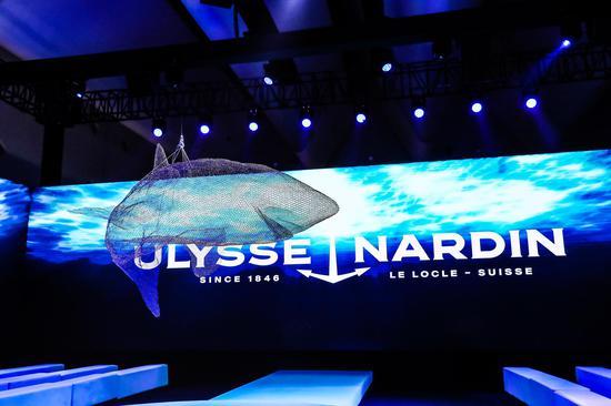 出乎所有人的意料,鲨鱼在Ulysse Nardin 奇想之夜的舞台中央从天而降