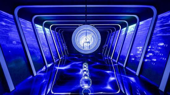 在骨架轮廓的衬托下,宾客们仿若是在鲨鱼的骨架中行走,持续不断的涟漪也营造出一种神秘未知的氛围,Freak奇想系列腕表的机械部件在隧道中被解构开来