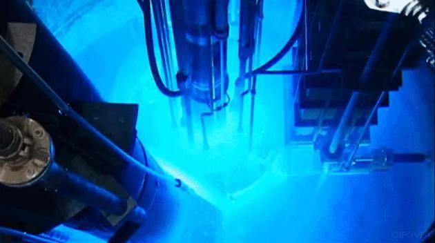 核反应堆冷却液发出淡淡的切连科夫辐射辉光(图片来源:Youtbube: Bizarre Radioactive fluorescence inside the nuclear reactor)
