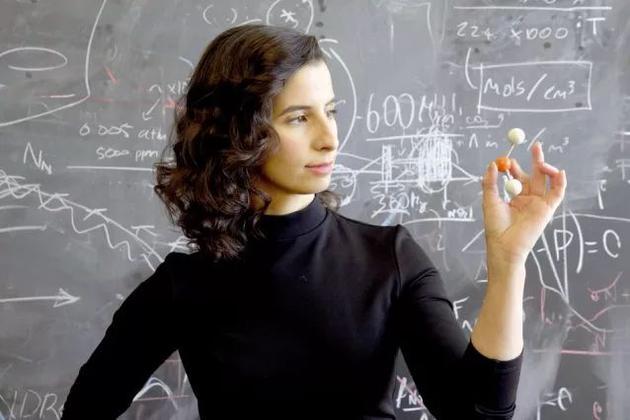 ○ 在系外行星的大气中搜索生命标记的Clara Sousa-Silva。| 图片来源:Melanie Gonick