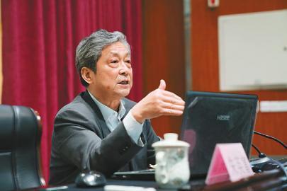 辽宁舰总设计师朱英富院士在演讲中