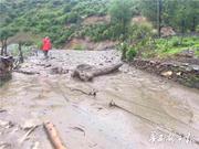 阿坝州多地暴雨 小金泥石流百余辆车滞留降雨将继续