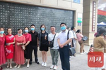 兴国中学考场外……_新浪新闻