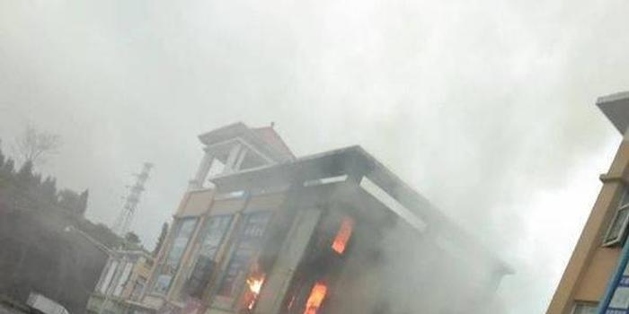 达州渠县长德商贸城发生火灾 无人员伤亡