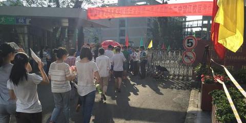 实拍高考现场 为四川57万高考生加油