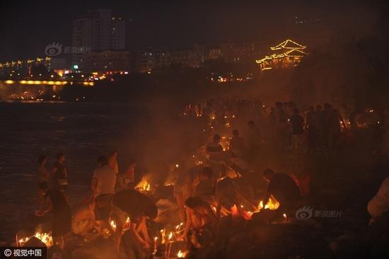 中元节前 雅安上千市民江边烧纸祭祖