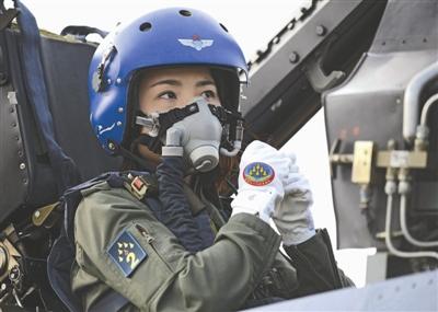 2014年11月11日,珠海航展上,中国空军八一飞行表演队的女飞行员余旭(代号“金孔雀”)准备驾机表演 新华社发