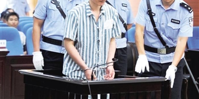 内江男醉酒开车撞死人后逃逸赔偿75万 判刑3年