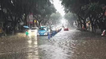 泸州暴雨倾城 司机：我开的是船不是车