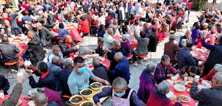 枣尔村600余名老人同吃重阳坝坝宴