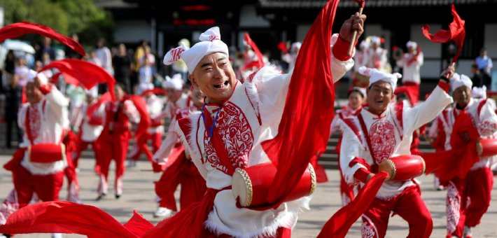 红绸卷蜀道！“安塞腰鼓”震剑门
