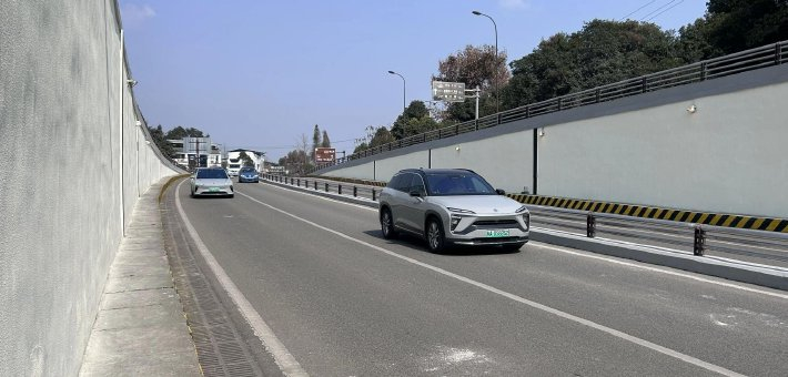 青城山下穿隧道提质升级竣工通车