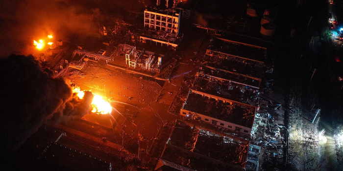 盐城化工厂爆炸遇难者家属:房屋倒塌父亲徒手